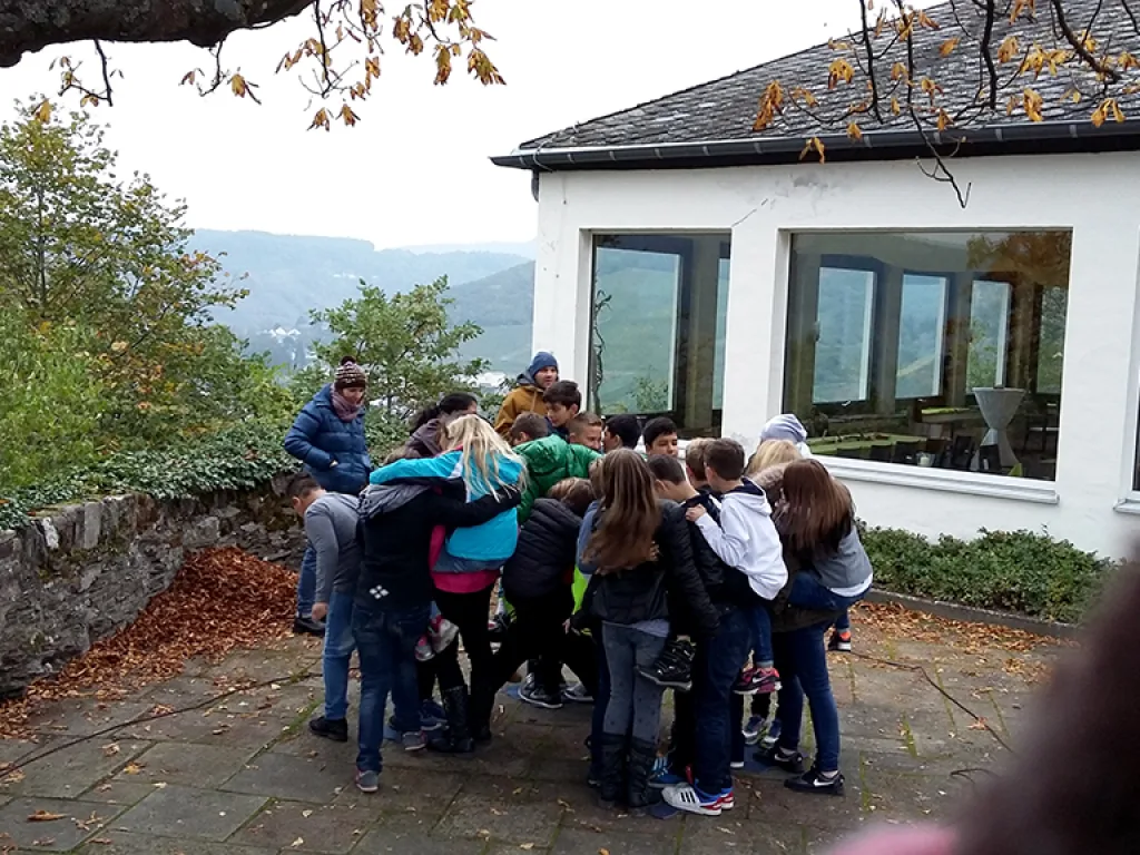 Gruppe bildet einen engen Kreis auf dem Hof.
